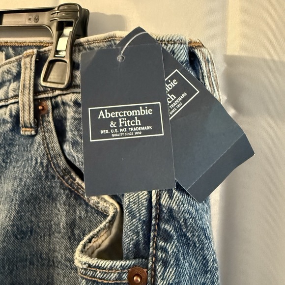 NWT-Abercrombie & Fitch The Mom High Rise Distressed Jeans 34/18R (37x27) Taper - Picture 3 of 9